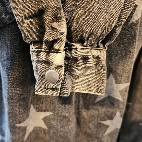 Macaron Women's Washed Black and Stars Jean Deium Shacket Snap Down Small - Picture 6 of 6